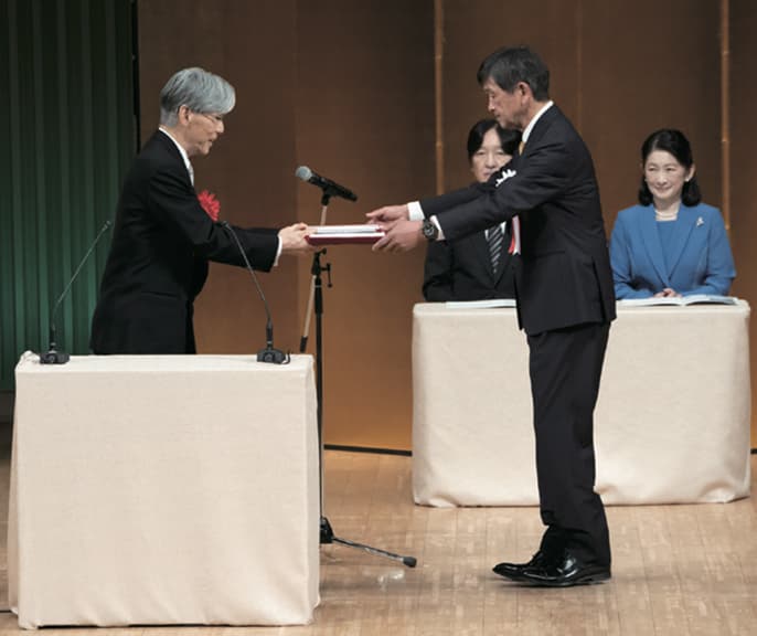名誉団員の賞牌が授与された岡村精二氏